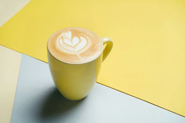 Latte Recém Preparado Com Camadas Leite Café Espuma Copo Amarelo — Fotografia de Stock