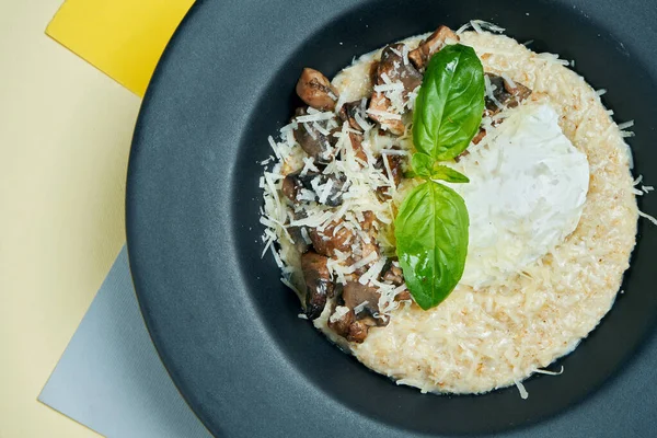 Delicious Healthy Breakfast Oatmeal Poached Egg Parmesan Mushrooms Black Plate — Stock Photo, Image