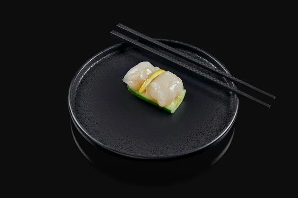 Classico Sashimi Crudo Capesante Con Cetriolo Elegante Piatto Ceramica Nera — Foto Stock