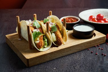 Kızarmış tavuk, lahana, soğan ve maydanozlu Meksika tacoları. Geleneksel Meksika mutfağı