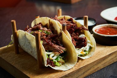 Özel stantlarda biftek, lahana, soğan ve maydanozlu Meksika tacoları. Geleneksel Meksika mutfağı