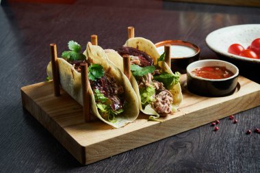 Özel stantlarda biftek, lahana, soğan ve maydanozlu Meksika tacoları. Geleneksel Meksika mutfağı