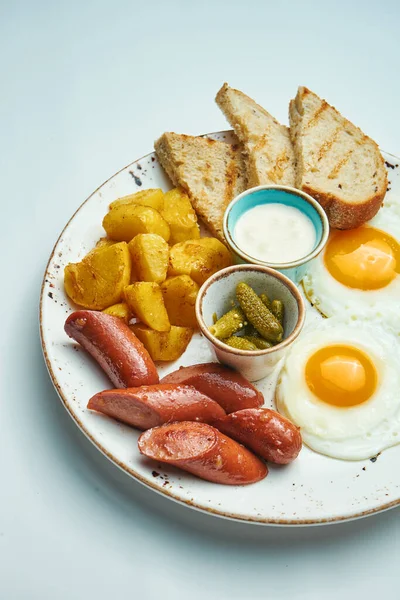 Café Manhã Clássico Inglês Torradas Salsichas Defumadas Ovos Fritos Batata — Fotografia de Stock
