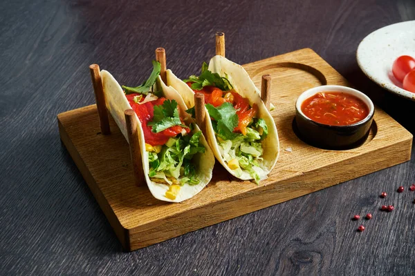 Vegetariano Apetitivos Tacos Mexicanos Con Tomates Pimiento Repollo Cebolla Perejil — Foto de Stock