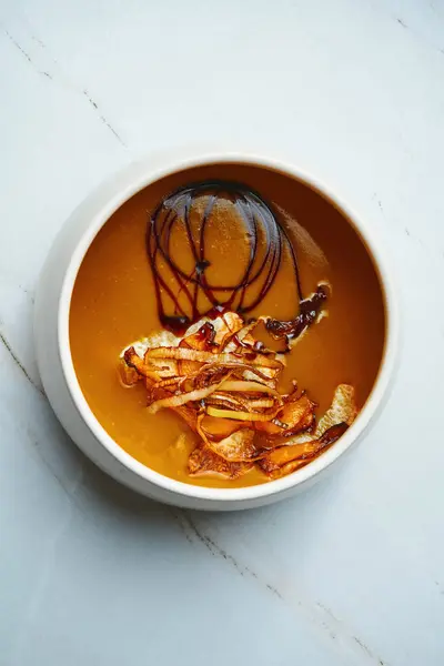 Сливочный Суп Оранжевого Цвета Сушеными Дикими Грибами Керамической Миске Мраморном — стоковое фото