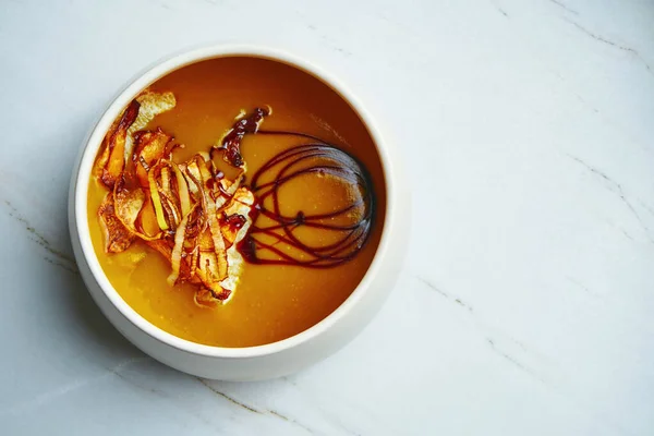 Сливочный Суп Оранжевого Цвета Сушеными Дикими Грибами Керамической Миске Мраморном — стоковое фото