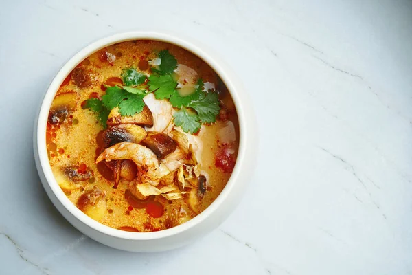 Appetitliche Suppe Mit Garnelen Steinpilzen Und Kartoffeln Einer Weißen Keramikschüssel — Stockfoto