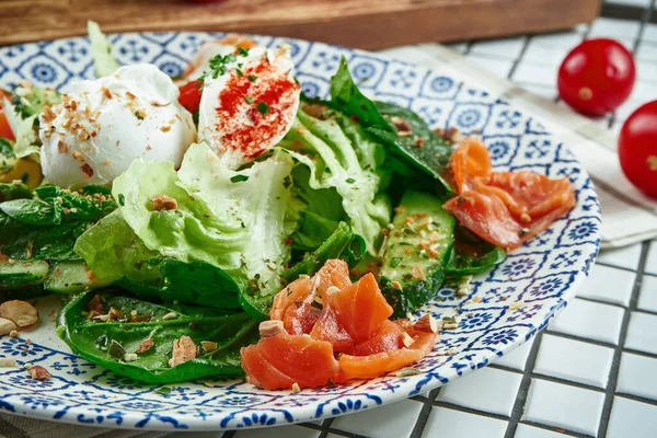 Vue Rapprochée Sur Une Salade Appétissante Saumon Aux Épinards Aux — Photo