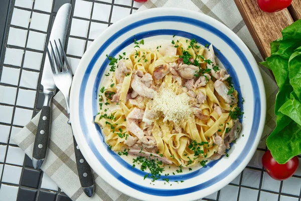 Fettuccine Italiane Salsa Formaggio Con Parmigiano Pollo Prosciutto Erbe Aromatiche — Foto Stock