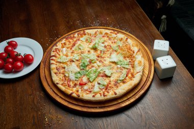 Marullu fırında pizza, kızarmış ekmek, beyaz sos ve tavuk. Pizzacı Sezar ahşap arka planda malzemelerle kompozisyon halinde. Kapat.