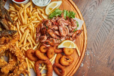 Mükemmel bir bira aperatifi, taş tepside parşömen soslu tavuk kızartması setidir. Bar yemeği. Kapat..