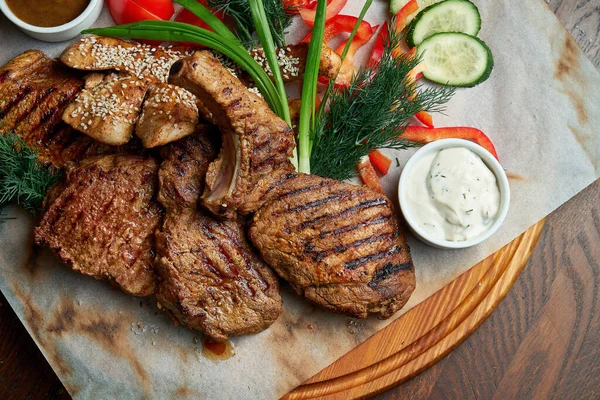 Saftig Und Köstlich Gegrilltes Ribeye Steak Mit Würziger Butter Auf — Stockfoto