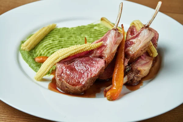 Bastidor Cordero Medio Raro Con Plato Puré Verde Maíz Bebé — Foto de Stock