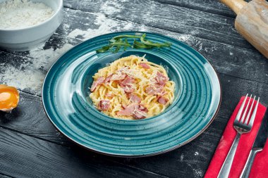 Pastırmalı, kremalı ve parmesanlı ev yapımı makarna. Yaklaş, üstten bak. İtalyan spagettisi, tarif için fotoğraf.