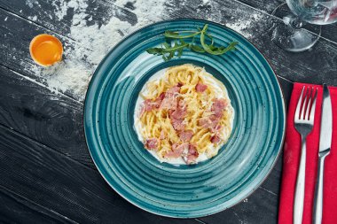 Pastırmalı, kremalı ve parmesanlı ev yapımı makarna. Yaklaş, üstten bak. İtalyan spagettisi, tarif için fotoğraf.