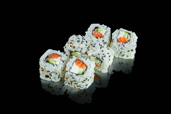 Tradiční Japonská Sushi Rolka Lososem Sezamovými Semínky Smetanovým Sýrem Černém — Stock fotografie