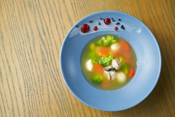 Sopa Frutos Mar Apetitosa Caldo Com Mexilhões Cenouras Brócolis Vieiras — Fotografia de Stock