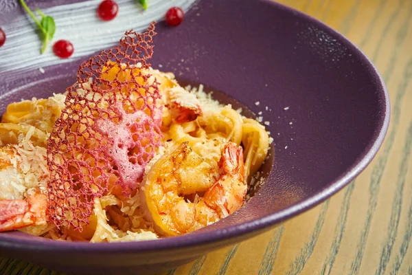 Pasta Spaghetti Med Räkor Och Parmesanost Pasta Med Skaldjur Violett — Stockfoto