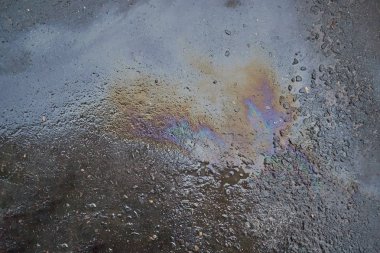 Yağ birikintisi asfalt yol arka plan üzerinde