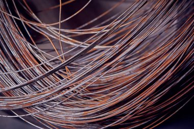 Endüstriyel kablolar depoda. Ağır sanayi üretimi