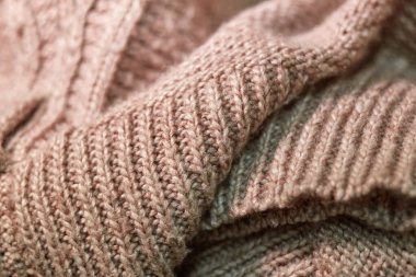 Büyük beyaz örülmüş el yapımı yün ürünleri. Katlanmış yün ürünlerden oluşan sıralar büyük örülmüş.