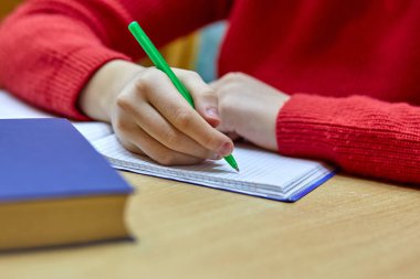 Close-Up bir el üstünde boş bir defter bir kalemle yazma.