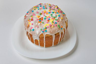 Beyaz bir tabakta ve beyaz arka planda kuru üzümlü Paskalya pastaları