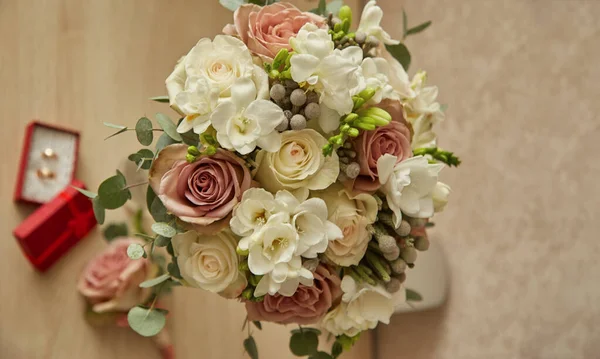 Γάμου Μπουκέτο Ροζ Τριαντάφυλλα Στο Τραπέζι Δαχτυλίδια Βέρες Και Όμορφο — Φωτογραφία Αρχείου