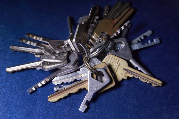 青色の背景に設定されたキー プロパティのセキュリティと家の保護のためのドアロックキーと金庫 異なるアンティークと新しいタイプのキー — ストック写真