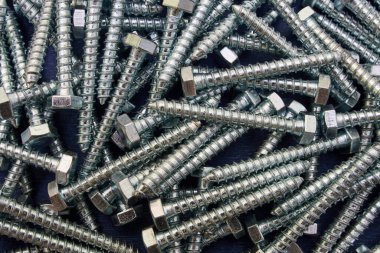 Mavi arka planda galvanize vidalar. Hindi tahtası vidalar.