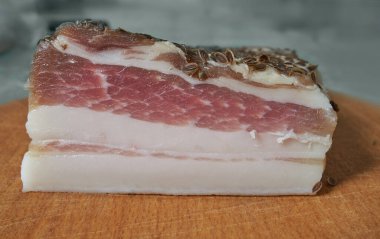 Kesme tahtasına çiğ domuz eti ve tuz ve biber. Tuzlu domuz eti. Yakın çekim.