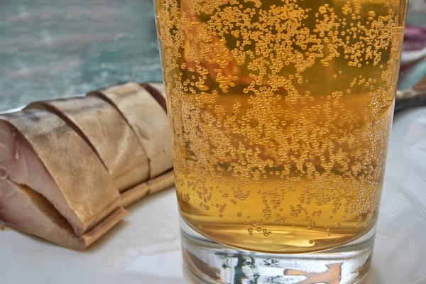 Copo Cerveja Pedaço Cavala Fumada Fria Uma Placa Branca Fundo — Fotografia de Stock
