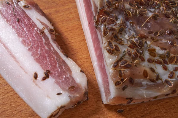 Slice of freshly salted pork fat sprinkled with caraway seeds. Lard with meat and skin. — Stock Image Slice Freshly Salted Pork Fat Sprinkled Caraway Seeds Lard Meat Stock Picture