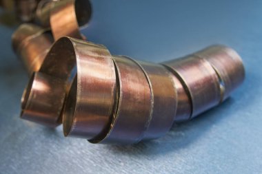 Mavi arka planda metal spiral nesne. Endüstriyel konsept..