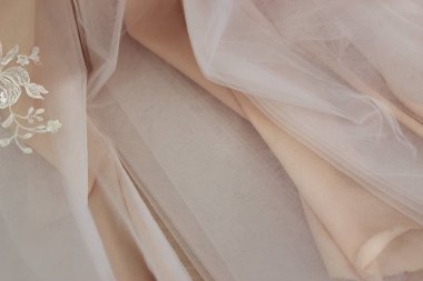 Lüks desenli, geniş kıvrımlı, narin bir arka planı olan kumaş. Yumuşak ve zengin perde dokusu.