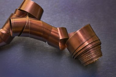 Sanayi konsepti. Mavi arkaplanda spiral yakın plan