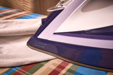 Çok renkli arkaplan üzerine Ütü Kurulu 'nda işlevsel modern demir. Seçili odak