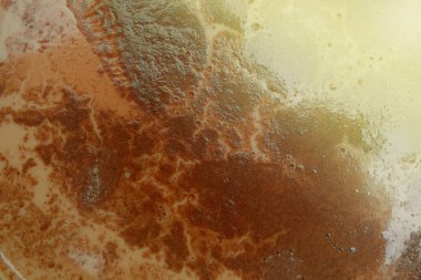 Sıcak çikolata içeceği makro köpük dokusunu kapatır. Kakaonun mermer yüzeyi.