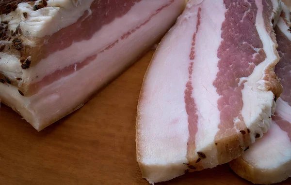 Slice of freshly salted pork fat sprinkled with caraway seeds. Lard with meat and skin. — Stock Image Slice Freshly Salted Pork Fat Sprinkled Caraway Seeds Lard Meat Stock Picture