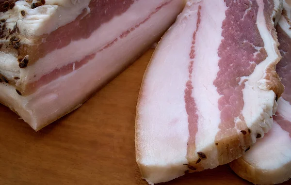 Slice of freshly salted pork fat sprinkled with caraway seeds. Lard with meat — Stock Image Slice Freshly Salted Pork Fat Sprinkled Caraway Seeds Lard Meat Stock Image