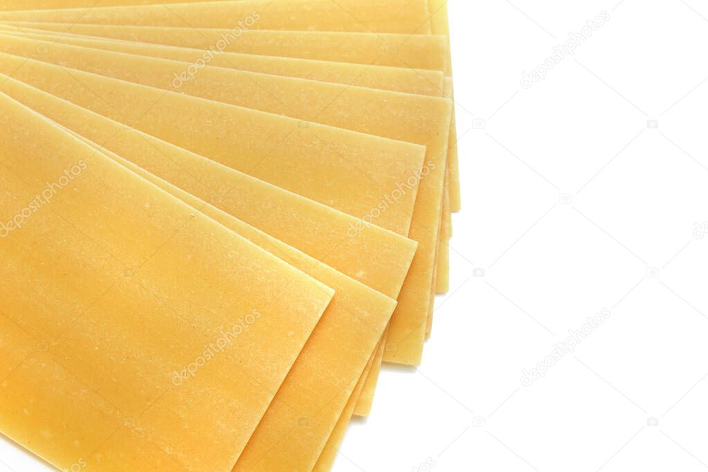 Hoja de pasta de lasaña seca aislada sobre el fondo blanco.Lasaña hojas
