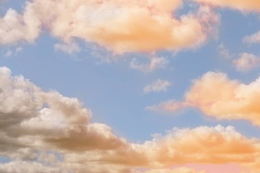 Büyük, güzel bir gökyüzü ve altın parıltılı bulutlar.