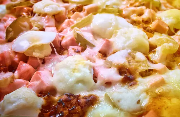 Pizza Cruda Con Queso Salchicha Huevos Codorniz Pimienta —  Fotos de Stock