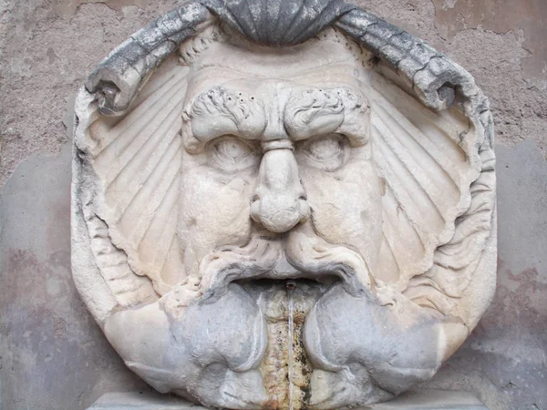 Fontana del Mascherone. Romanlar