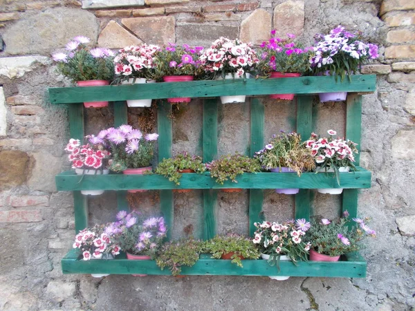 Bir sürü renkli çiçekli ahşap süsleme..