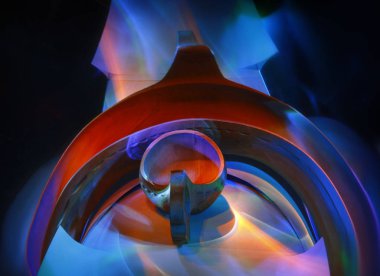 Ahşap oymalı Chara ve çarpık aynadaki yansıması, çok renkli ışıkla boyanmış.