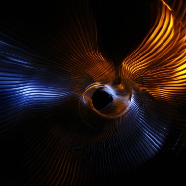 Çok renkli ışık yollarının uzun pozlama fotoğrafları karanlık bir arkaplana karşı karmaşık bir paralel çizgilerin geometrik desenini oluşturuyor. Sadece fotoğraf, resimsiz..