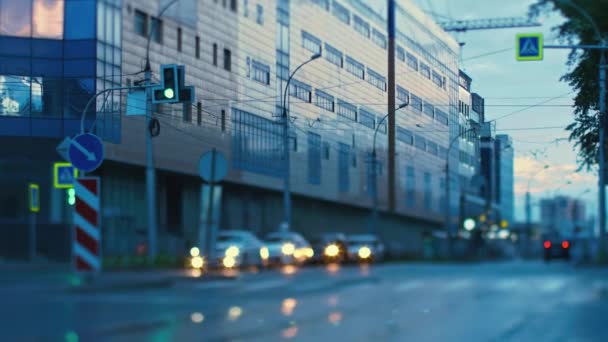 Verregneter Frühlingsmorgen Straße, Autoampeln, Ampelsignale — Stockvideo