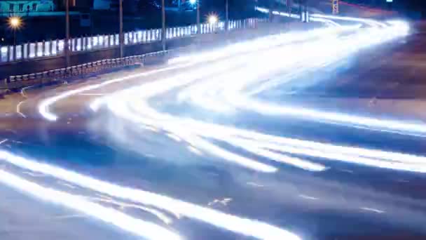 가벼운 오솔길, 시간 차, 고속 도로에 빠른 차가 있는 도시 거리 — 비디오