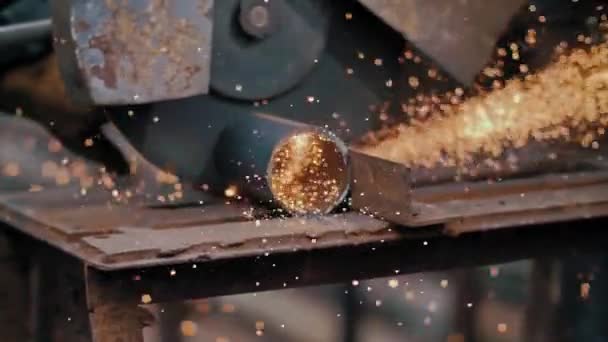 Hantverkare sågar metall med diskkvarn i verkstad. Slow Motion. Flugor av gnista från smält metall. — Stockvideo